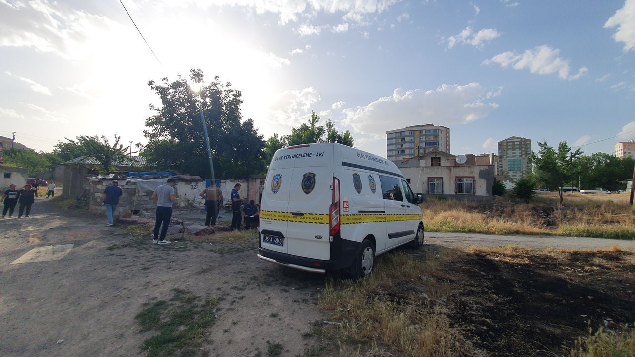 Kayseri’de Bir Şahıs 2 Kişiden Birini Bıçaklarken Diğerini Silahla Vurdu!