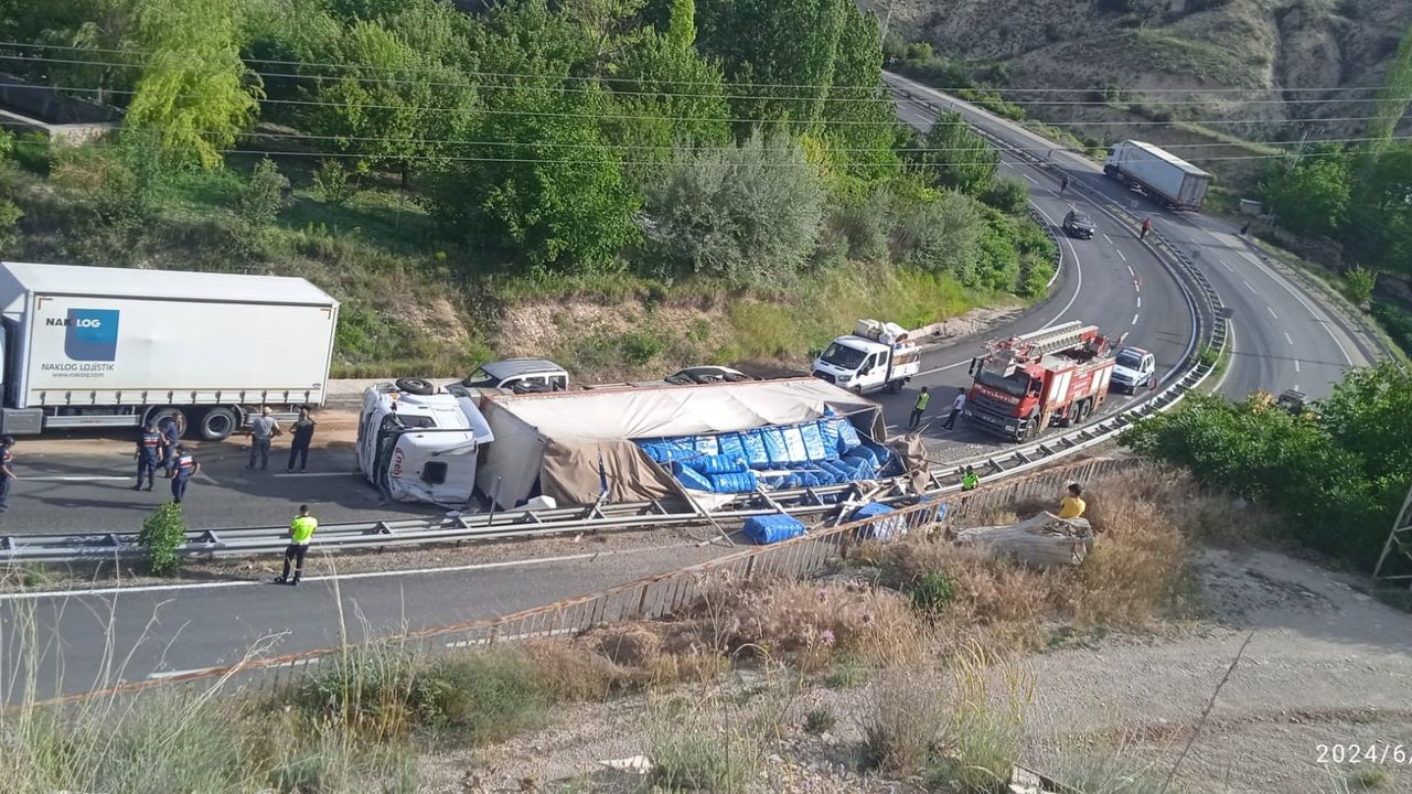 Tır Virajı Alamadı Devrildi! Şoför Ağır Yaralandı