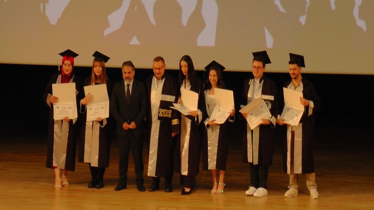 İletişim Fakültesinde Mezuniyet Coşkusu!
