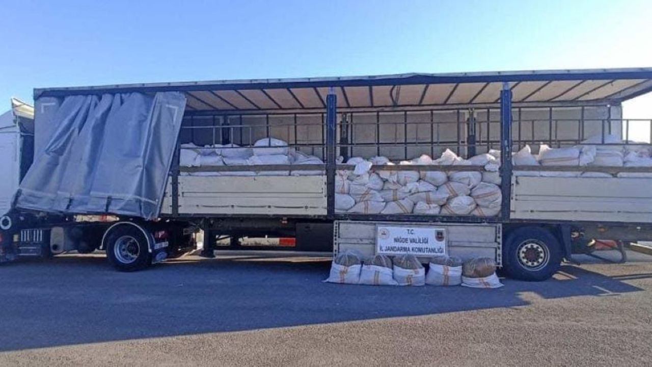 Jandarma Kontrol Noktasında Durdurdu: 3 Milyon TL’lik Kaçak Ürün Ele Geçirdi