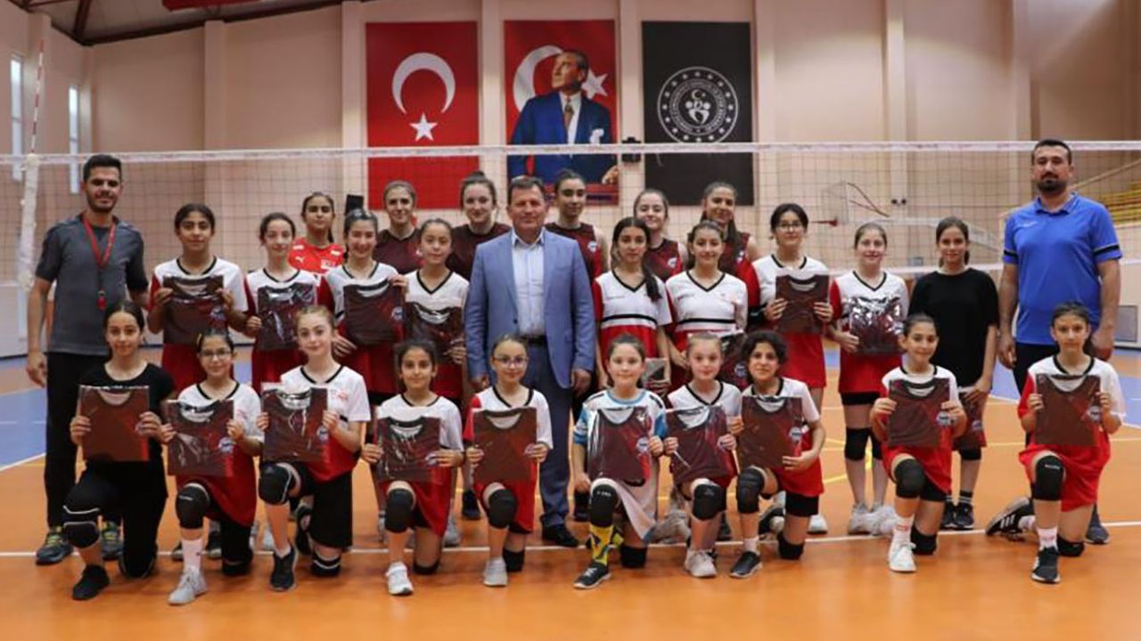 Ali İhsan Kabakcı'dan Voleybolculara Sürpriz Hediye