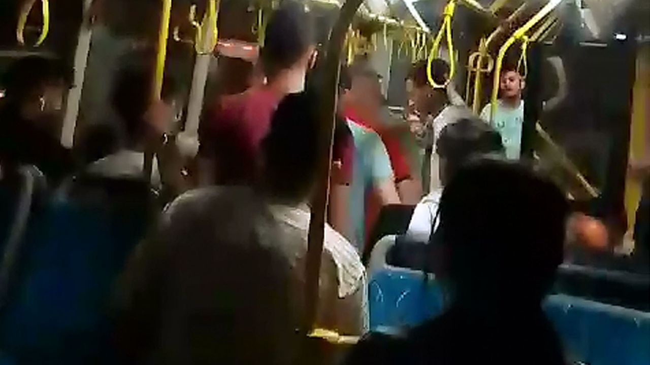 Sarhoş Halde Otobüse Bindi Ortalığı Birbirine Kattı! İşte O Görüntüler...