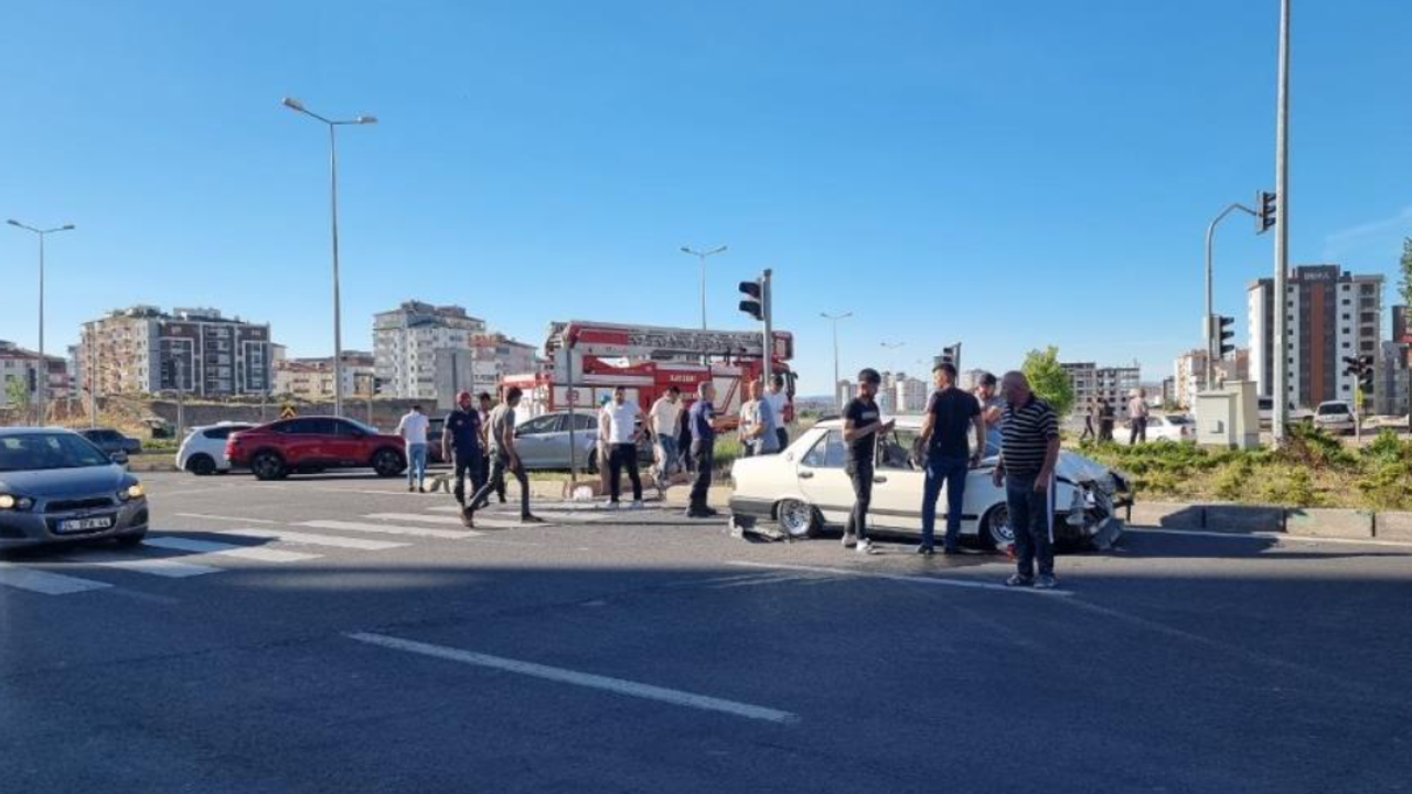 Kayseri’de 2 Araç Kavşakta Çarpıştı!