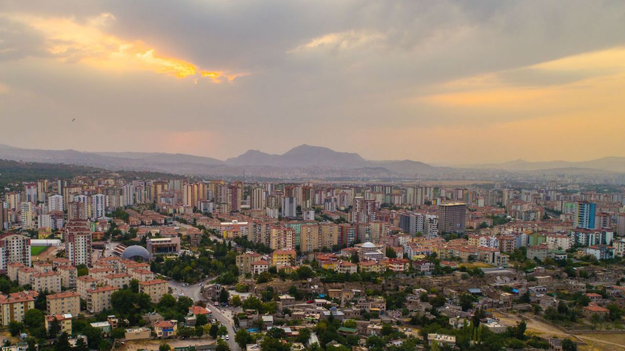 Kayseri Adana Karayolunda Bulunuyor – Herkes Hayran Kalıyor!