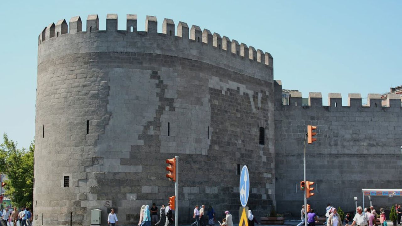 Binlerce İnsanın Önünden Geçtiği O Eserin Tarihini Biliyor Musunuz?