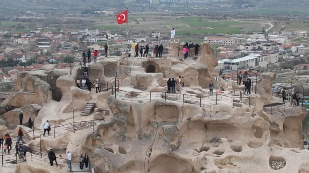 Komşuda Bulunan Dünyanın En Büyük Gökdeleni, Ziyaretçi Akınına Uğradı