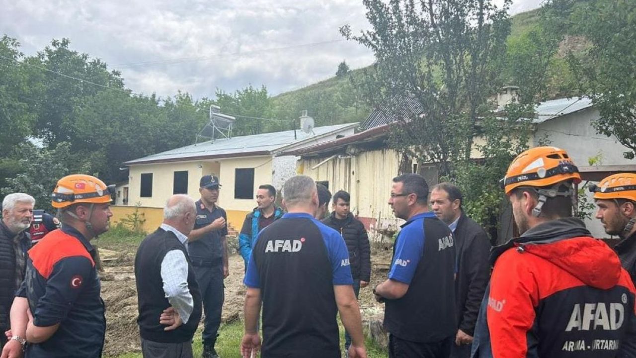 Korkutan Dakikalar! Şiddetli Yağış Heyelana Neden Oldu
