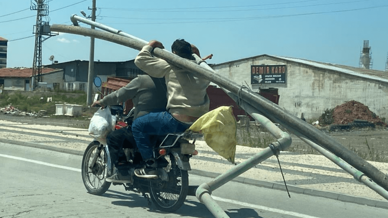 Görenler Hayrete Düştü! Motosiklette Borularla Tehlikeli Yolculuk!