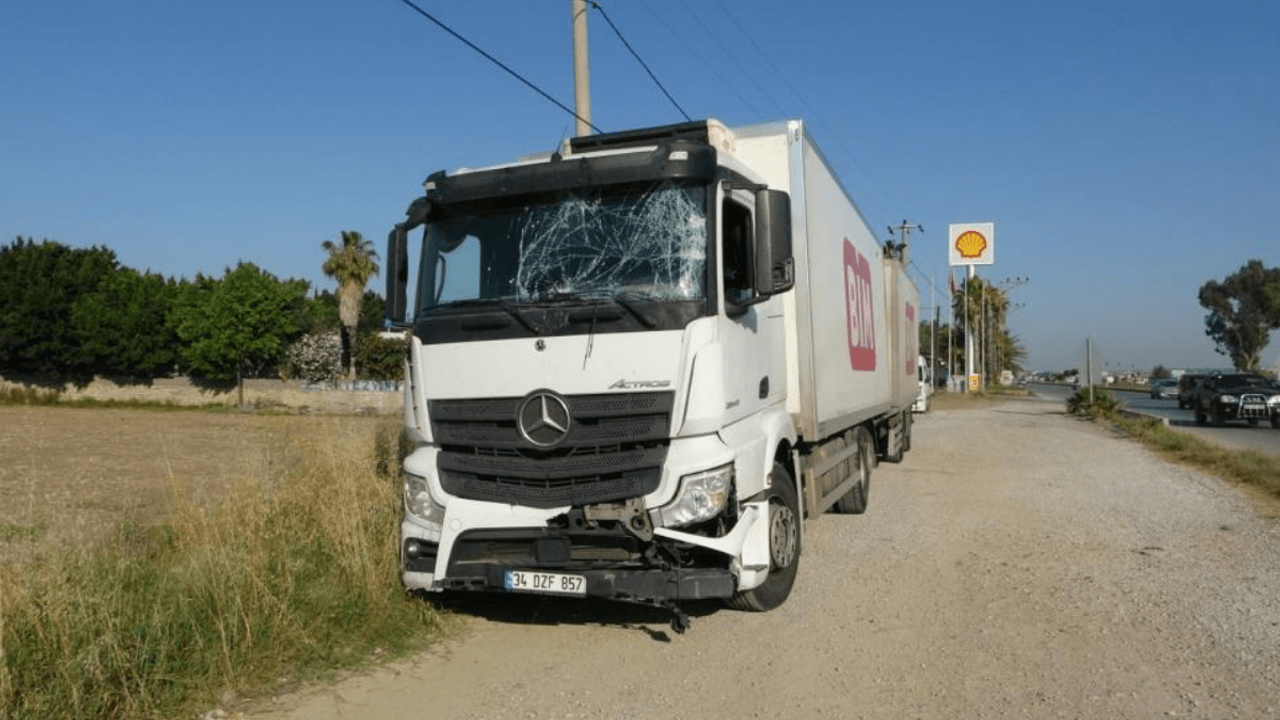 Feci Kaza: Tır ile Otel Servisi Çarpıştı! 8 Yaralı