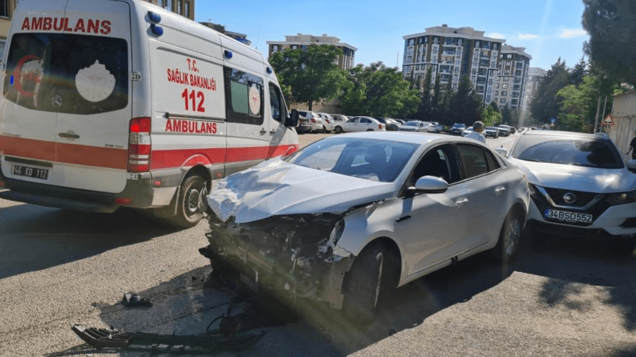 Zincirleme Trafik Kazası: 4 Araç Birbirine Girdi!