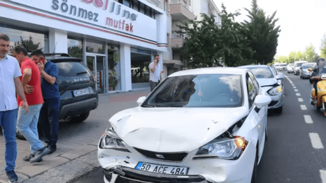 Sınava Gidenlerin İçinde Bulunduğu 3 Araç Zincirleme Kaza Yaptı!