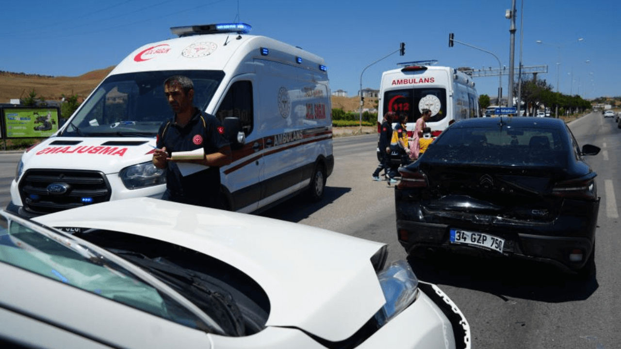 Kırıkkale-Kayseri Yolunda Trafik Işıklarında Bekleyen Araca Çarptı: 6 Yaralı