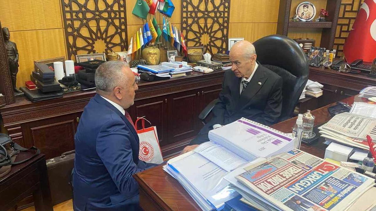 MHP’li Başkan’dan Çok Konuşulacak Fotoğraf: Dizinin Dibindeyim