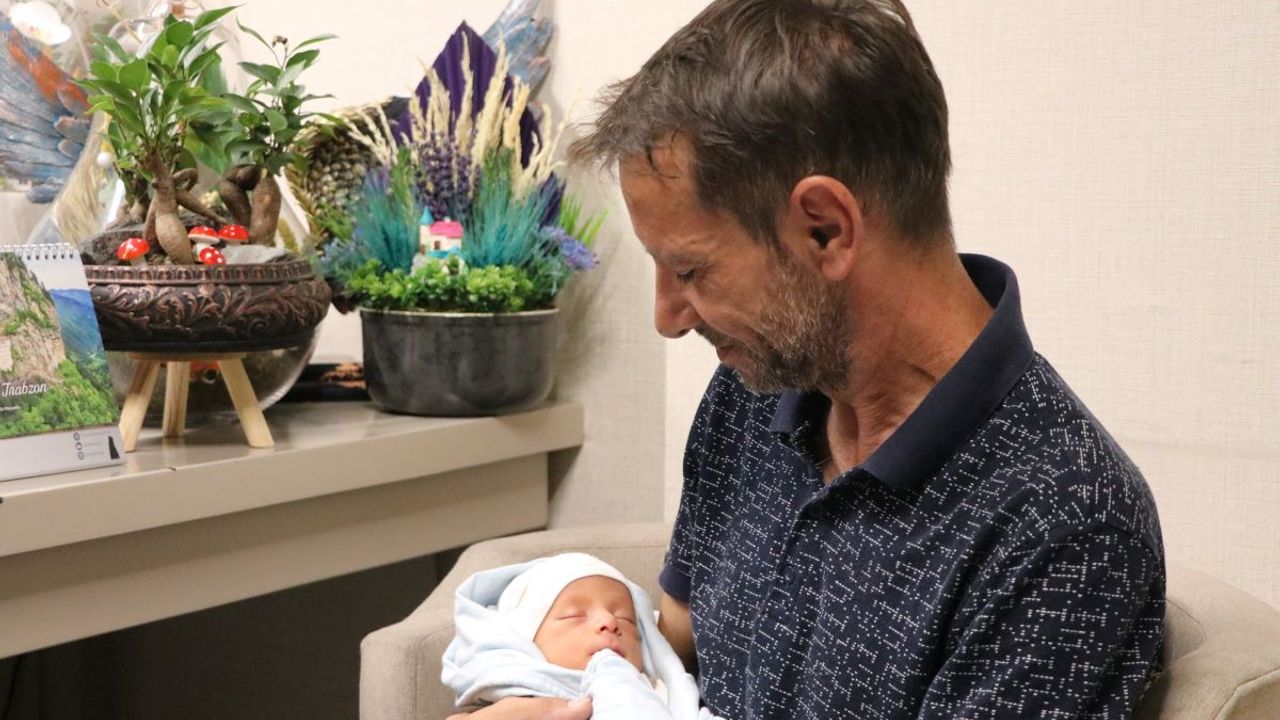 Doktorlar 'Çocuğun Olmaz' Dedi, 47 Yaşında Baba Oldu!