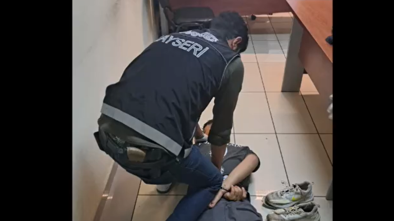 19 Yaşındaki Uyuşturucu Taciri Kayseri Terminalinde Böyle Yakalandı