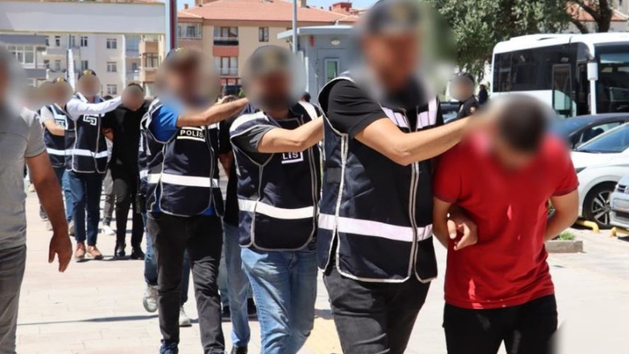 Yol Kenarında Bulunan Erkek Cesediyle İlgili Flaş Gelişme – 14 Kişi Gözaltına Alındı!