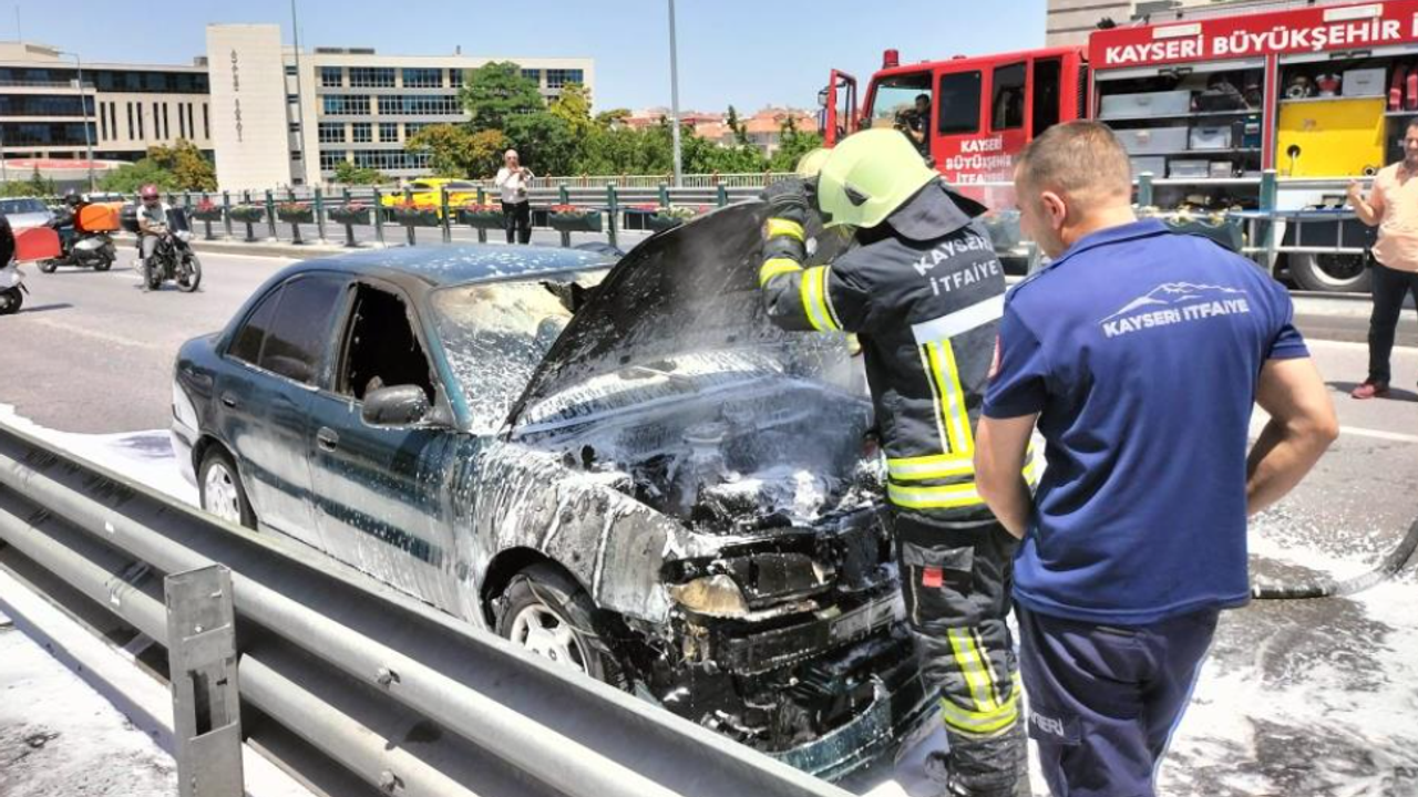 Kayseri’de İçinde Baba Ve Çocuğun Bulunduğu Otomobil Alev Aldı!