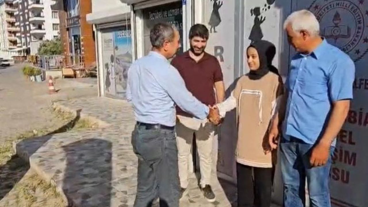 Sınavda Tüm Soruları Yanlış Cevaplayan Öğrenciye Altın Verildi!