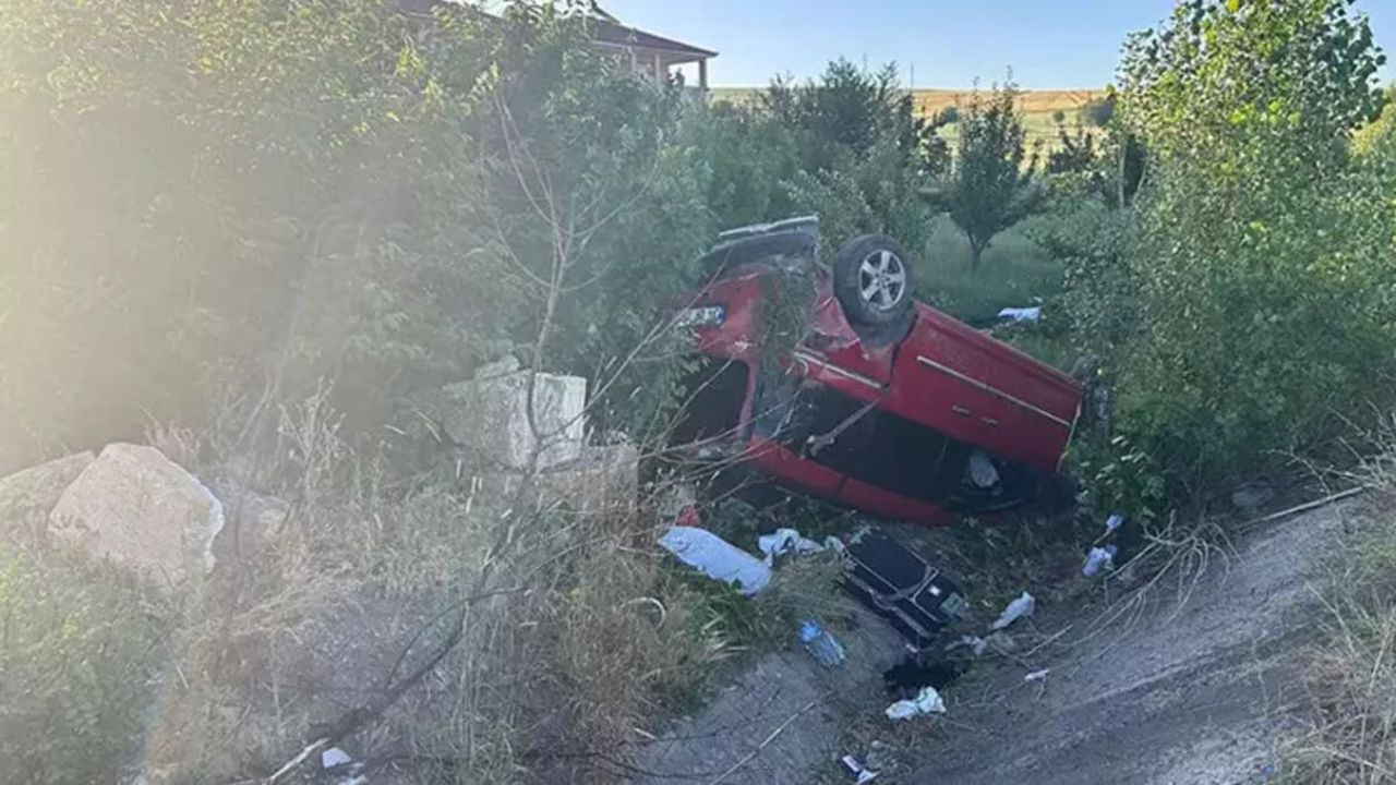 Hafif Ticari Araç Şarampole Uçtu! Ölü ve Yaralılar Var!