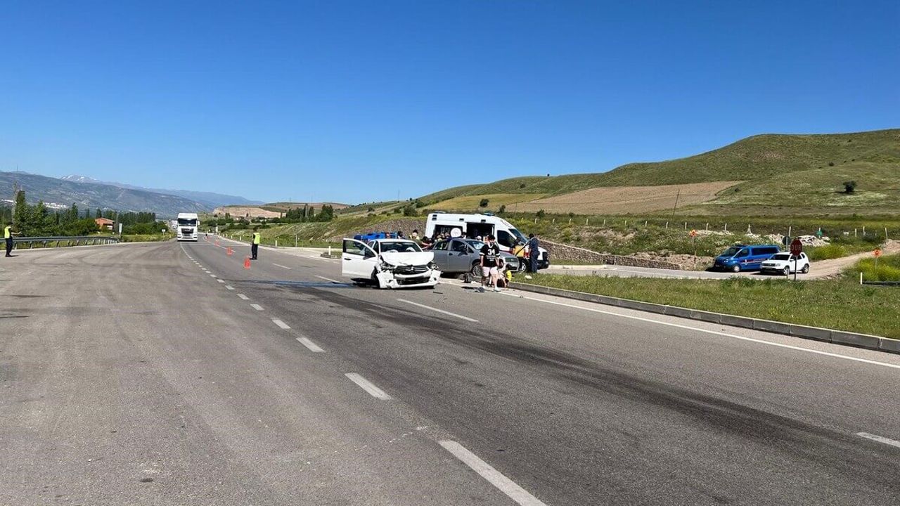 2 Araç Çarpıştı! Çok Sayıda Yaralı Var!
