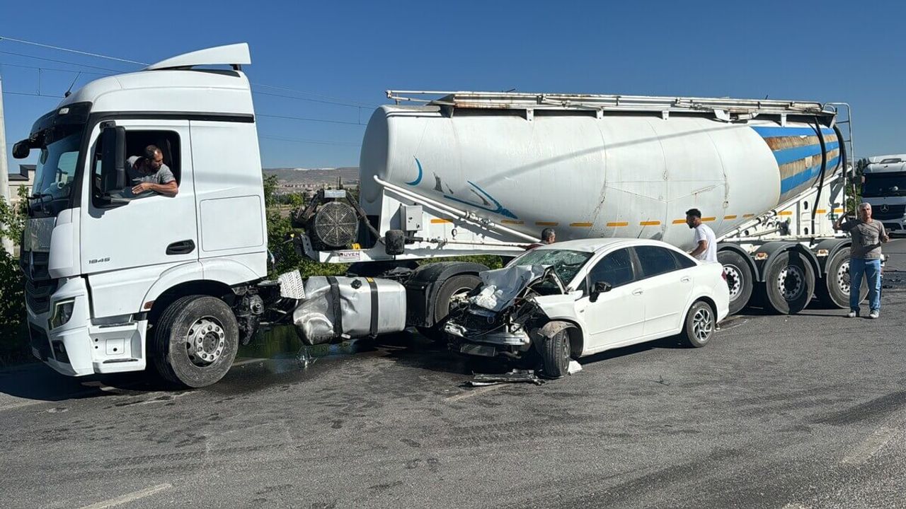 Feci Kaza! Tanker İle Çarpışan Otomobil Hurdaya Döndü!