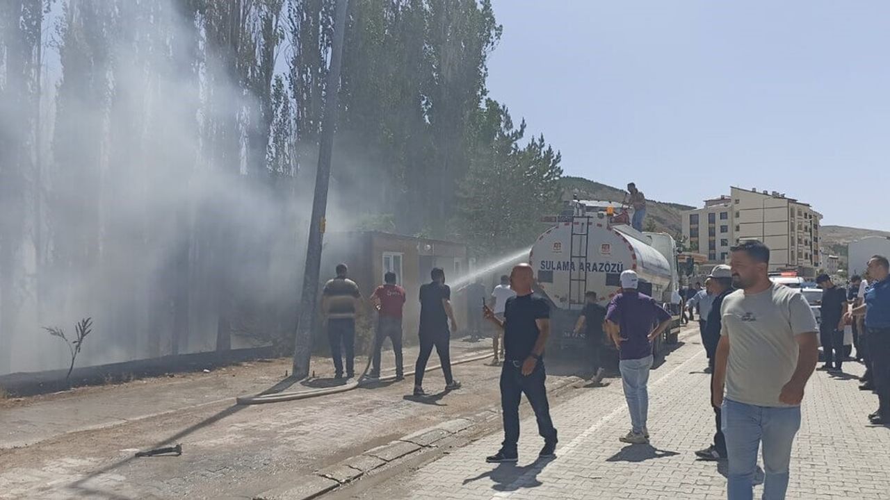 Korkutan Yangın! 10 Dönümlük Arazi Alev Aldı! Kamyonlar Küle Döndü!