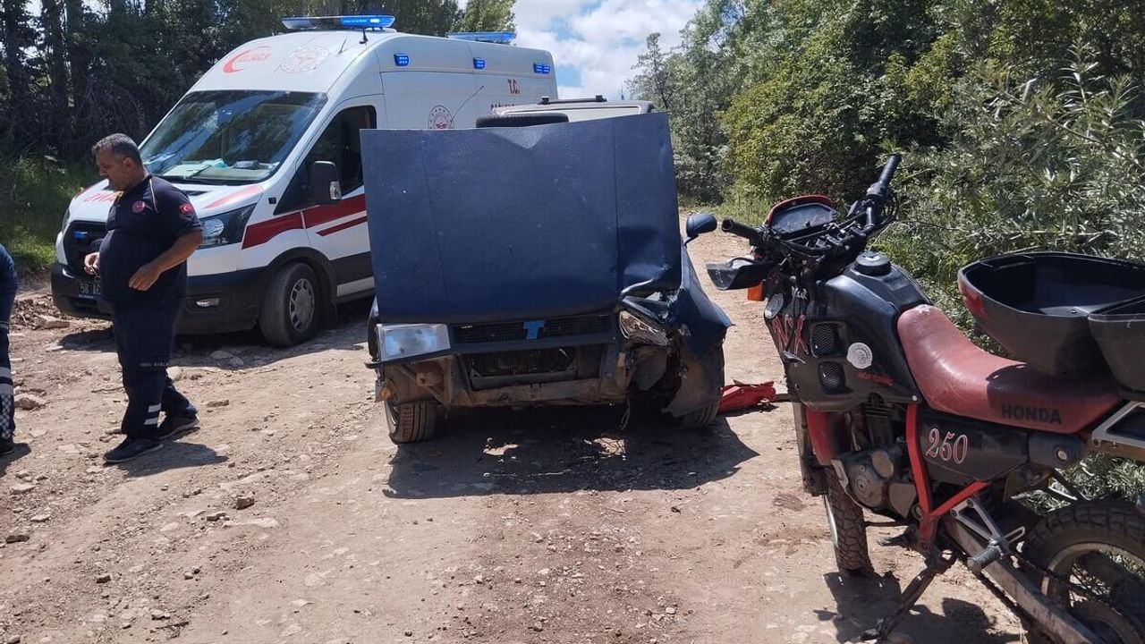 Otomobille Motosiklet Çarpıştı! Yaralılar Var!