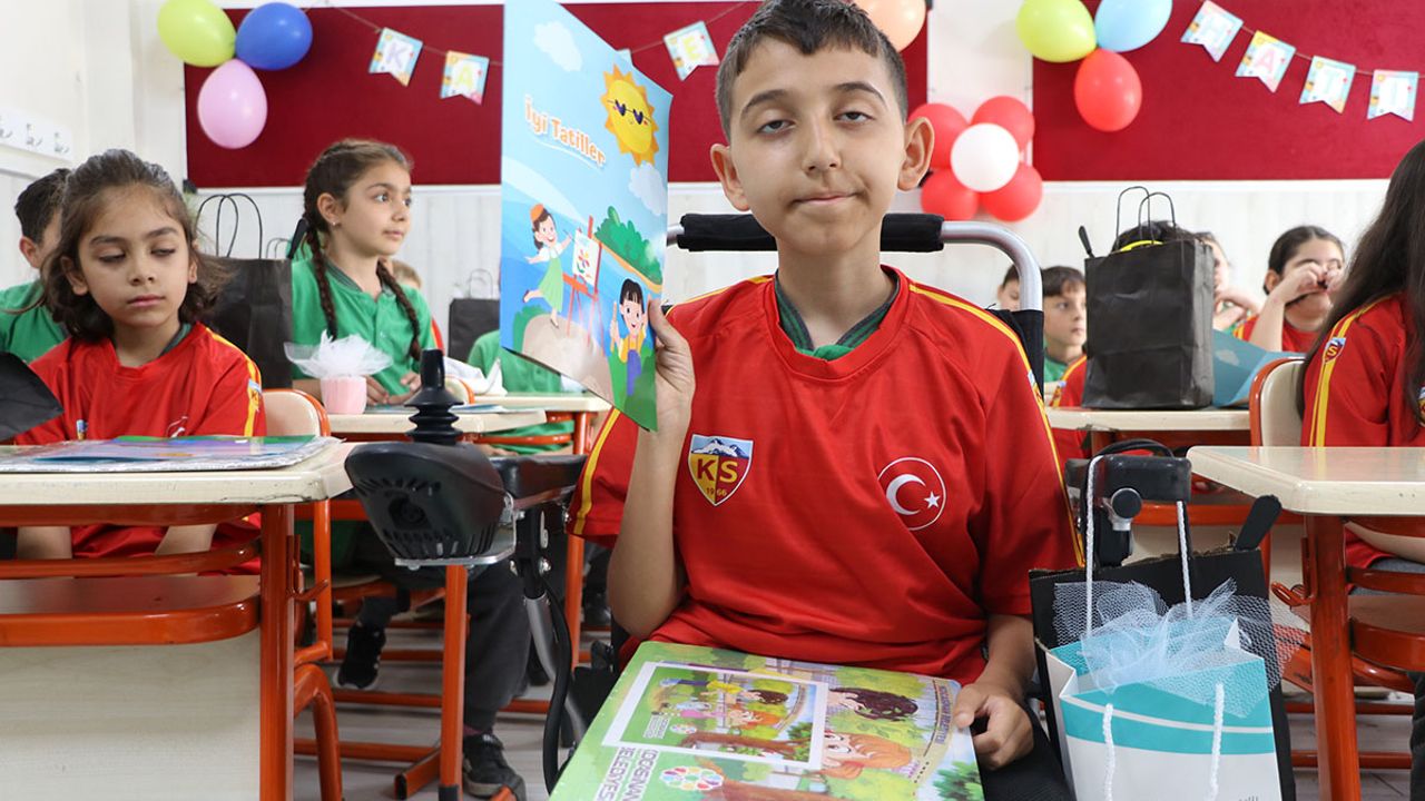 Kayseri'de SMA Hastası Salih Eren Karnesini Aldı!