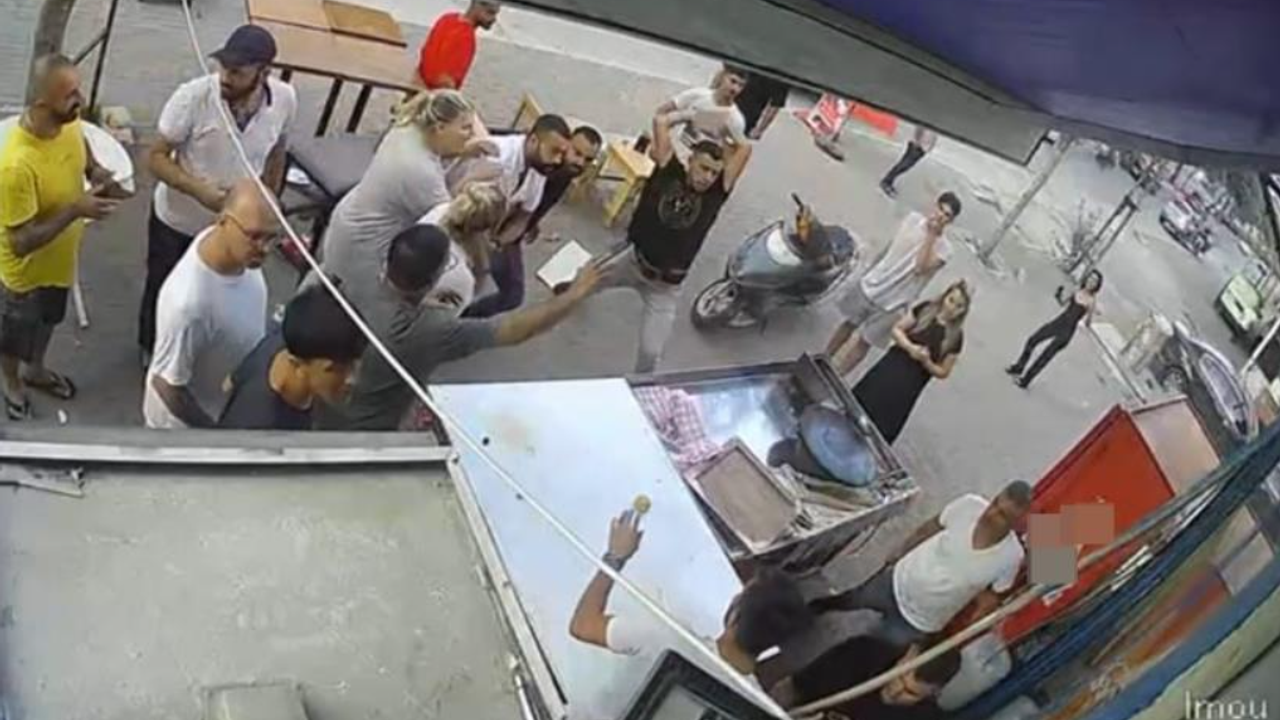20 Kişilik Grup, Gözleme Dükkanına Taş Ve Sopalarla Saldırdı!