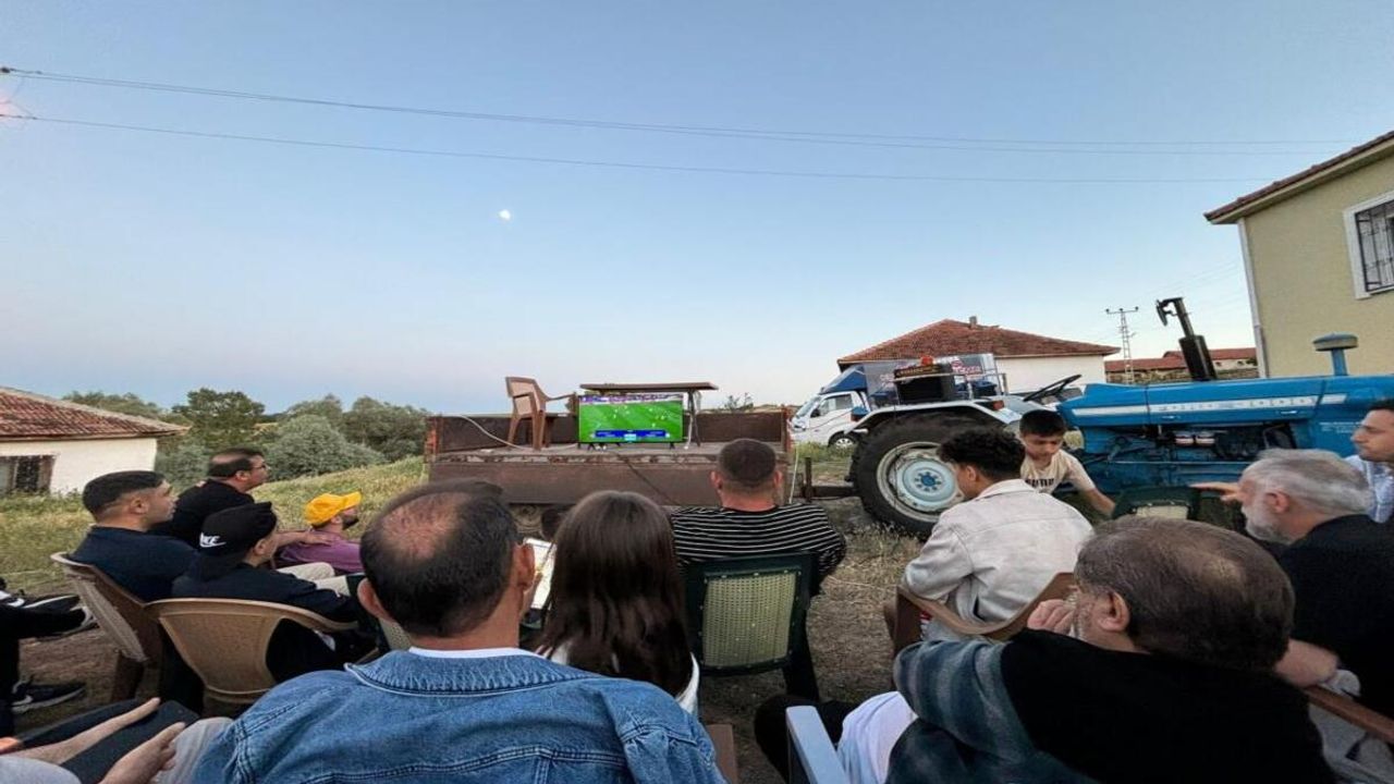 Traktör Üzerine Televizyon Kurup Maç İzlediler!