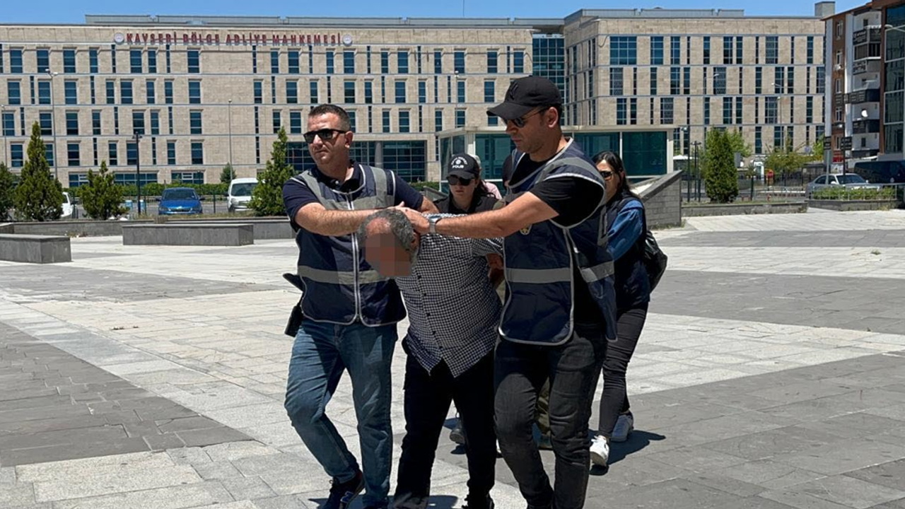 Kayseri’de Atatürk Heykeline Baltayla Saldıran Şahıslar Tutuklandı!