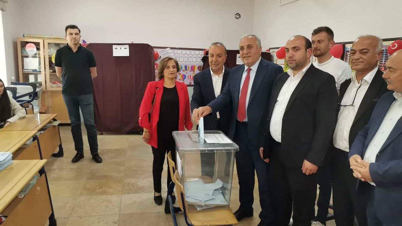 Uzunluoğlu Oy Kullanırken Heyecandan Bakın Neyi Unuttu!
