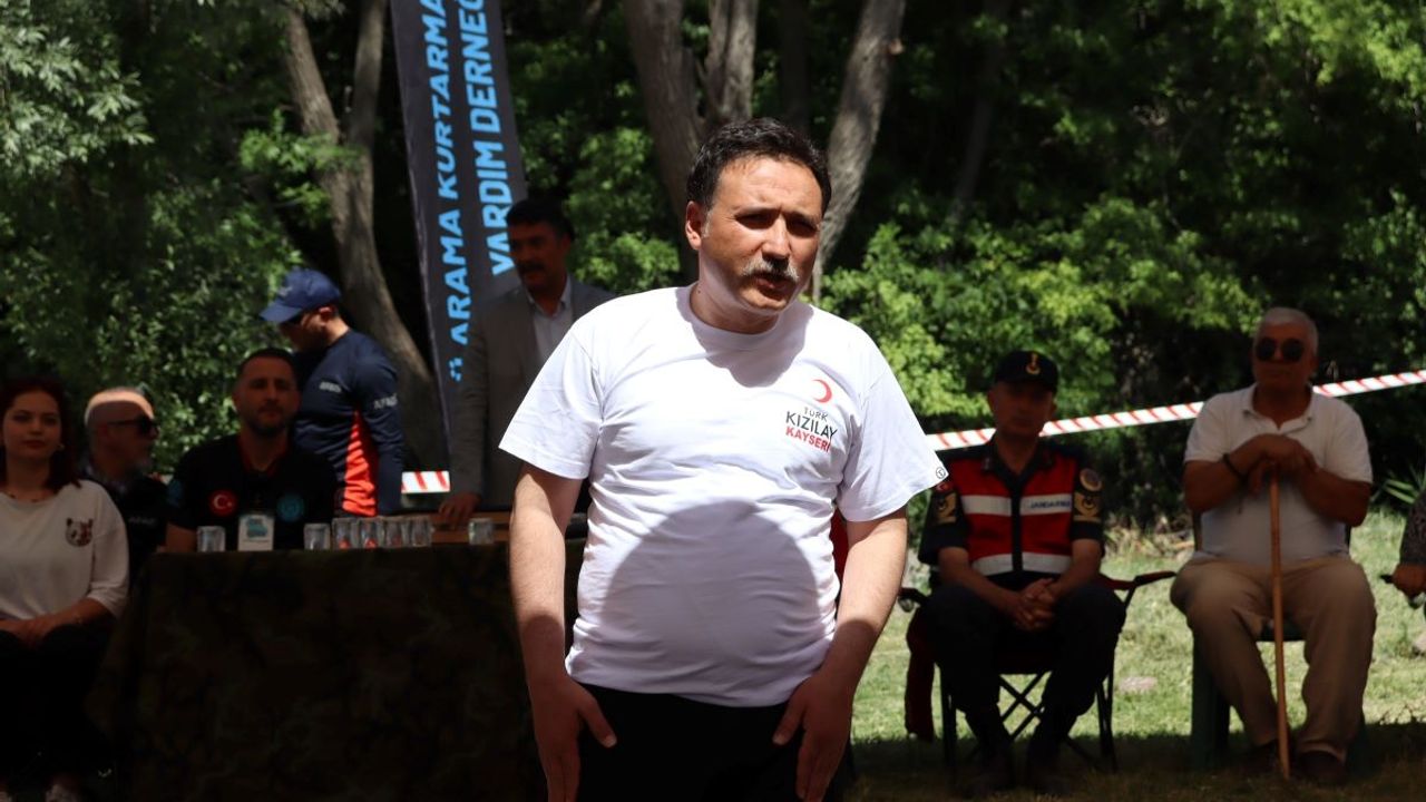 Gençlerle Bir Araya Gelen Vali Çiçek, Şarkı Söyledi Oyun Oynadı