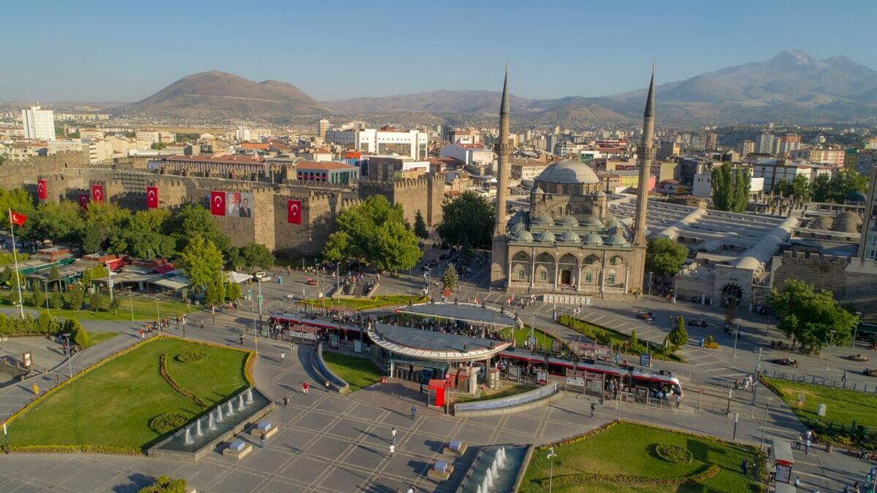 Kayserili Belediye Başkanı Koltuğunu Geri Aldı!