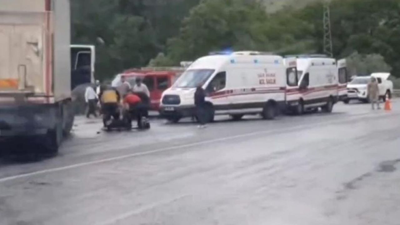 Yolcu Otobüsü TIR’la Çarpıştı: Ölü ve Yaralılar Var