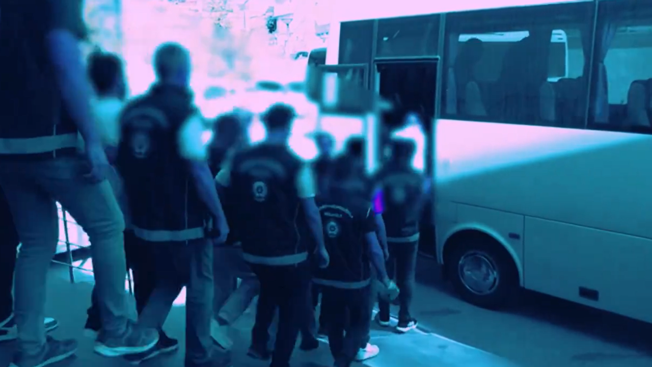 Göçmen Kaçakçılığında 2 Bin 563 Kişi Yakalandı