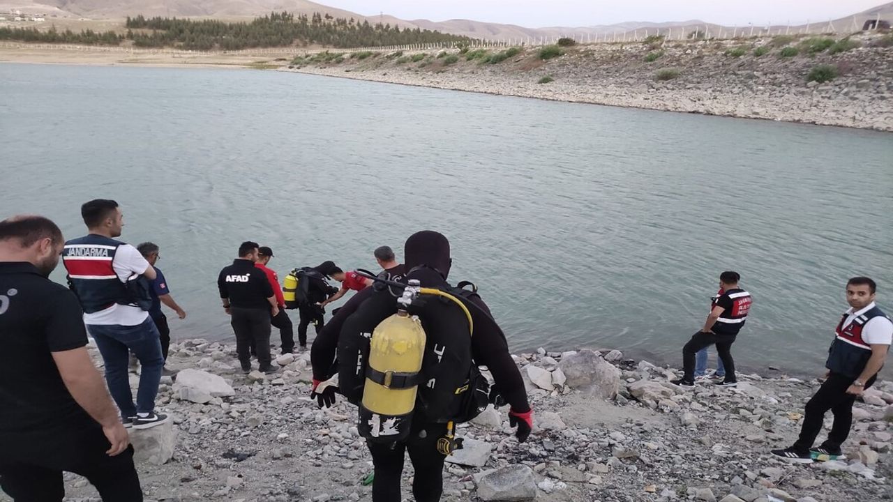 Serinlemek İçin Girdiği Gölette Gözden Kayboldu!
