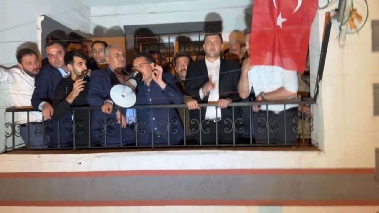 Kayseri Valisi Gökmen Çiçek, Kalabalığı Sakinleştirmeye Çalışıyor!