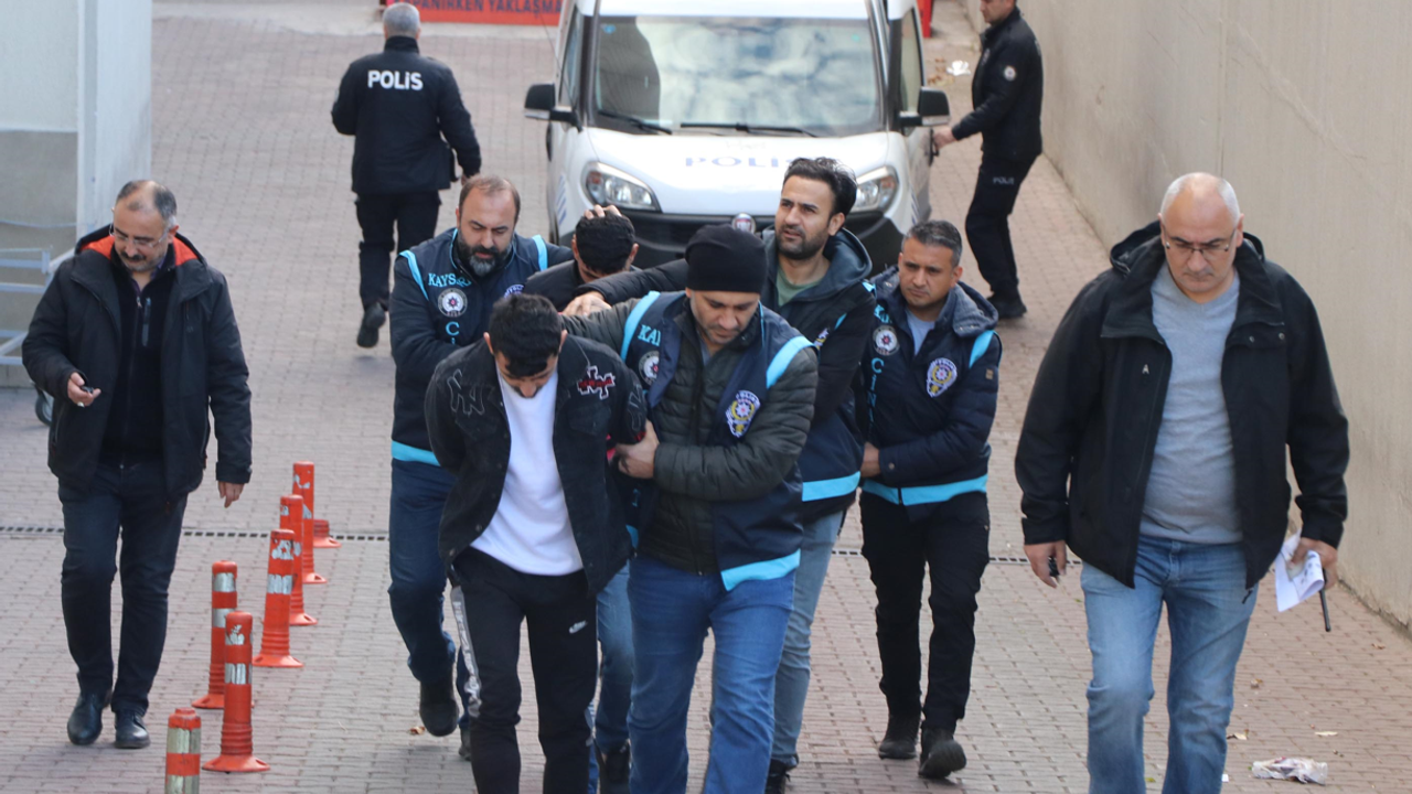 Kayseri’de 2 Kardeşi Evinde Öldüren Sanıklardan Biri Tahliye Oldu!