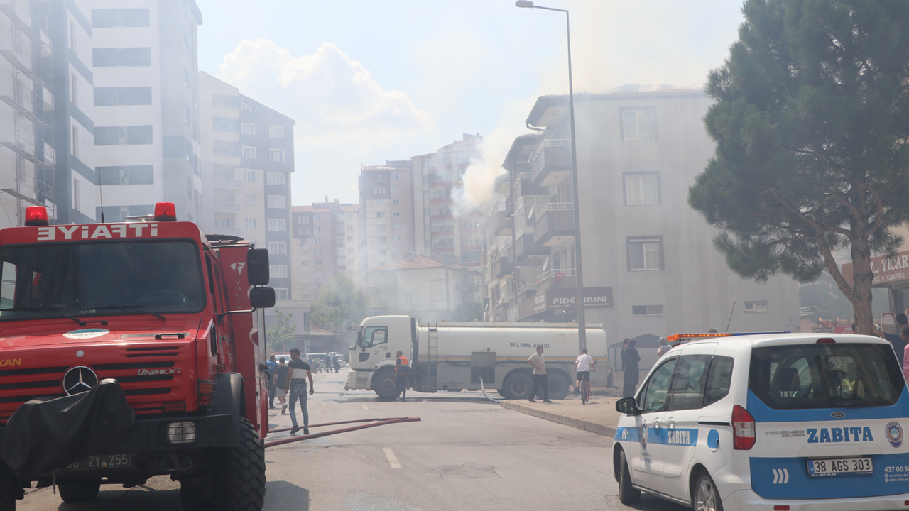 Kayseri’de 3 Katlı Binada Yangın!