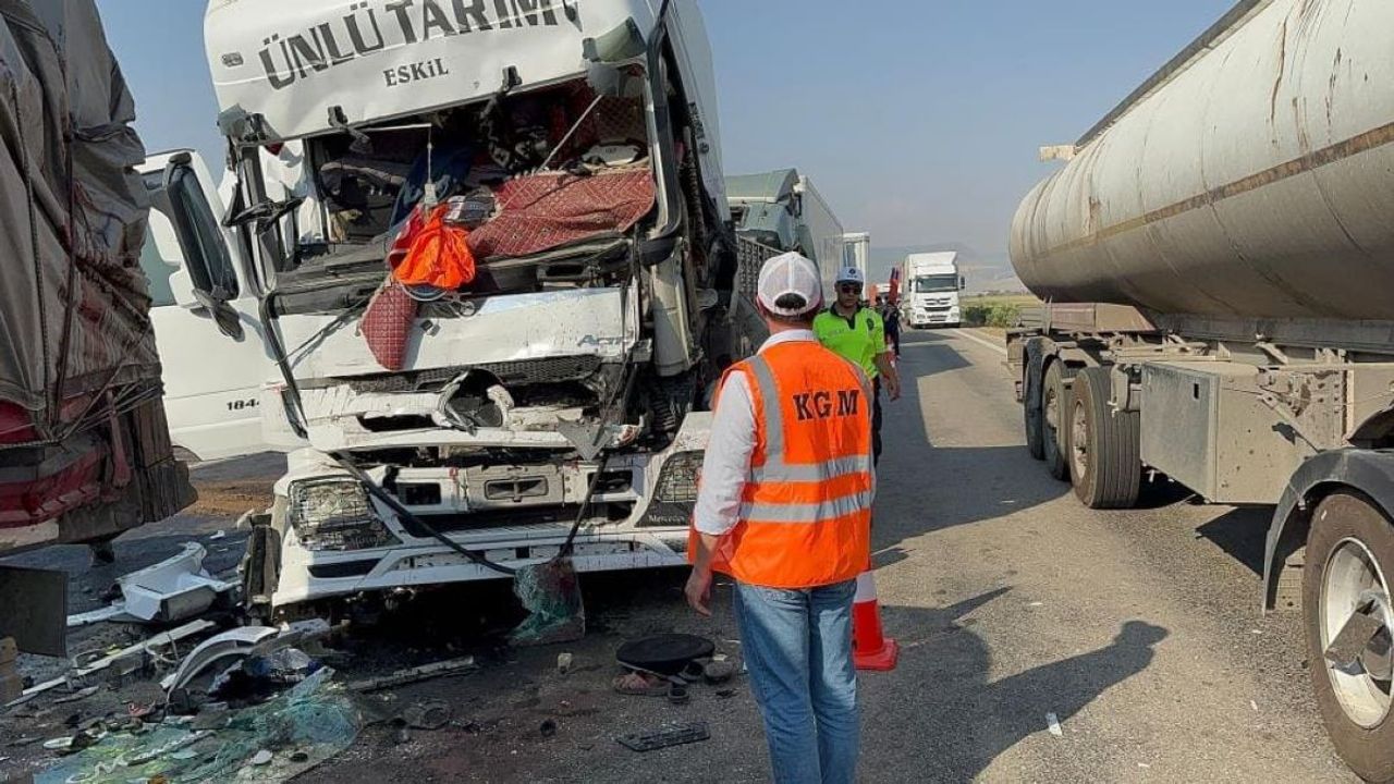 5 TIR, 2 Kamyon Çarpıştı: 1 Ölü, Çok Sayıda Yaralı