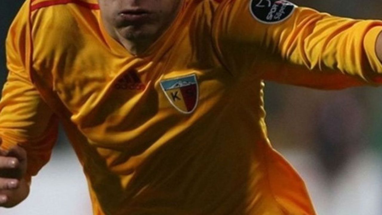 Hakeme Kart Göstermişti! Kayserispor'un Eski Futbolcusu Sakaryaspor'a Transfer Oldu
