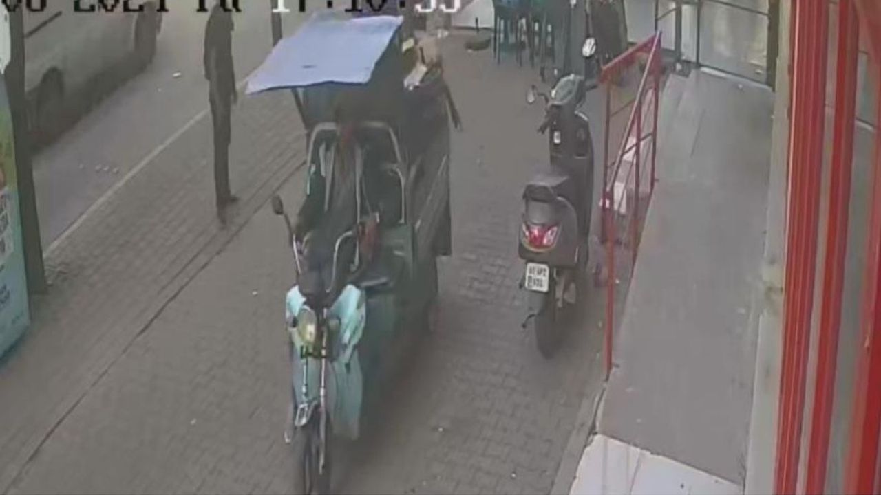 Böyle Hırsızlık Görülmedi! Sahibiyle Beraber Motosikleti Çaldılar!