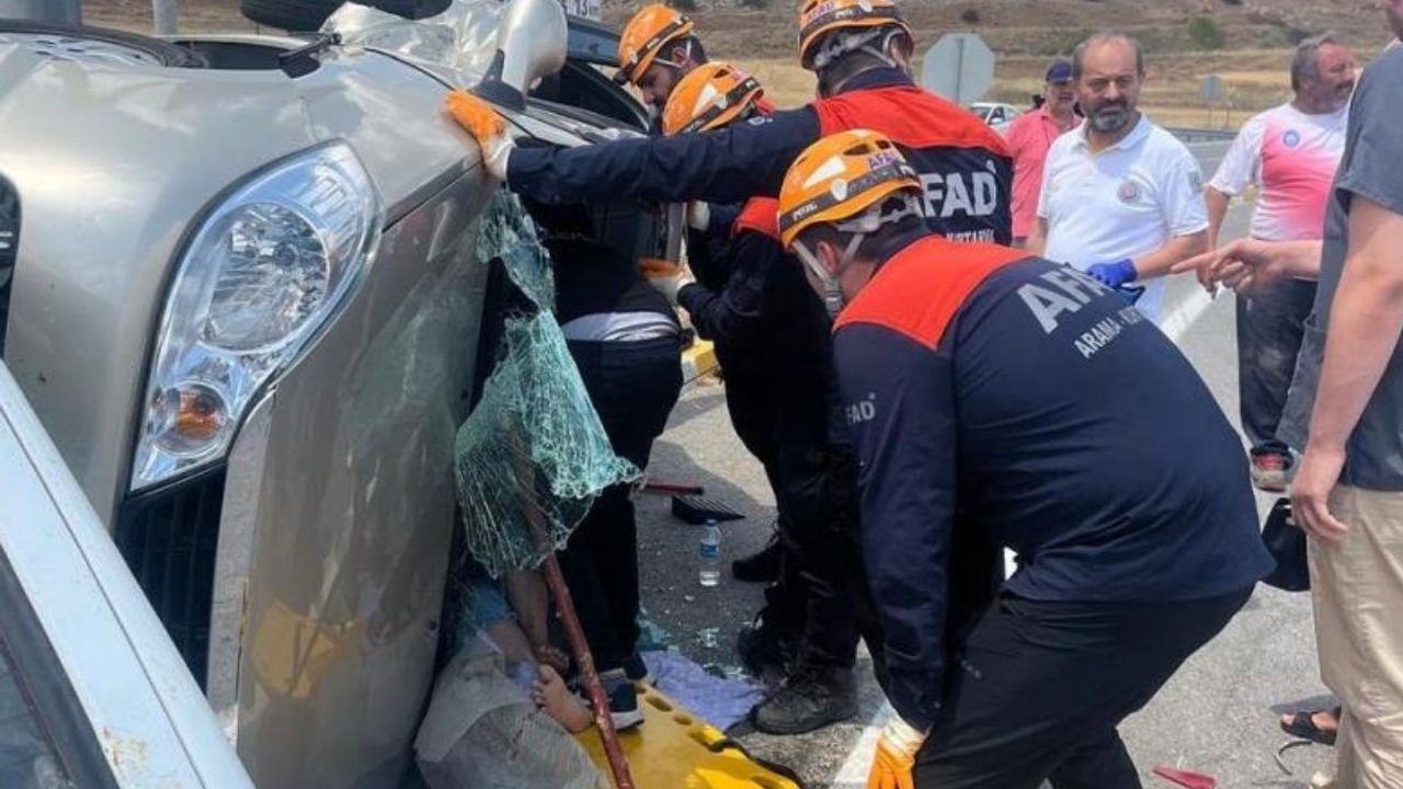 Kayseri Sivas Karayolu Üzerinde Otomobiller Çarpıştı: 3 Yaralı