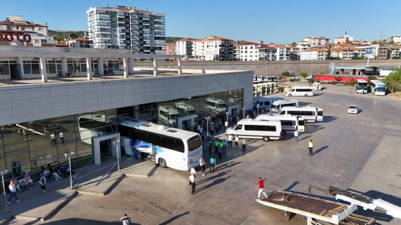 Ankara Kayseri Seferini Yapan Yolcu Otobüsü, Otogara Daldı: Yaralılar Var!
