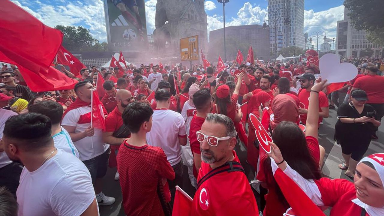 Berlin Polisi'nden Skandal Karar! Türk Taraftarlarının Yürüyüşü Durduruldu!