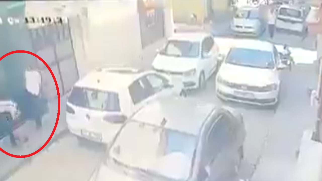 Cinnet Geçiren Adam Yoldan Geçenleri Rastgele Bıçakladı!