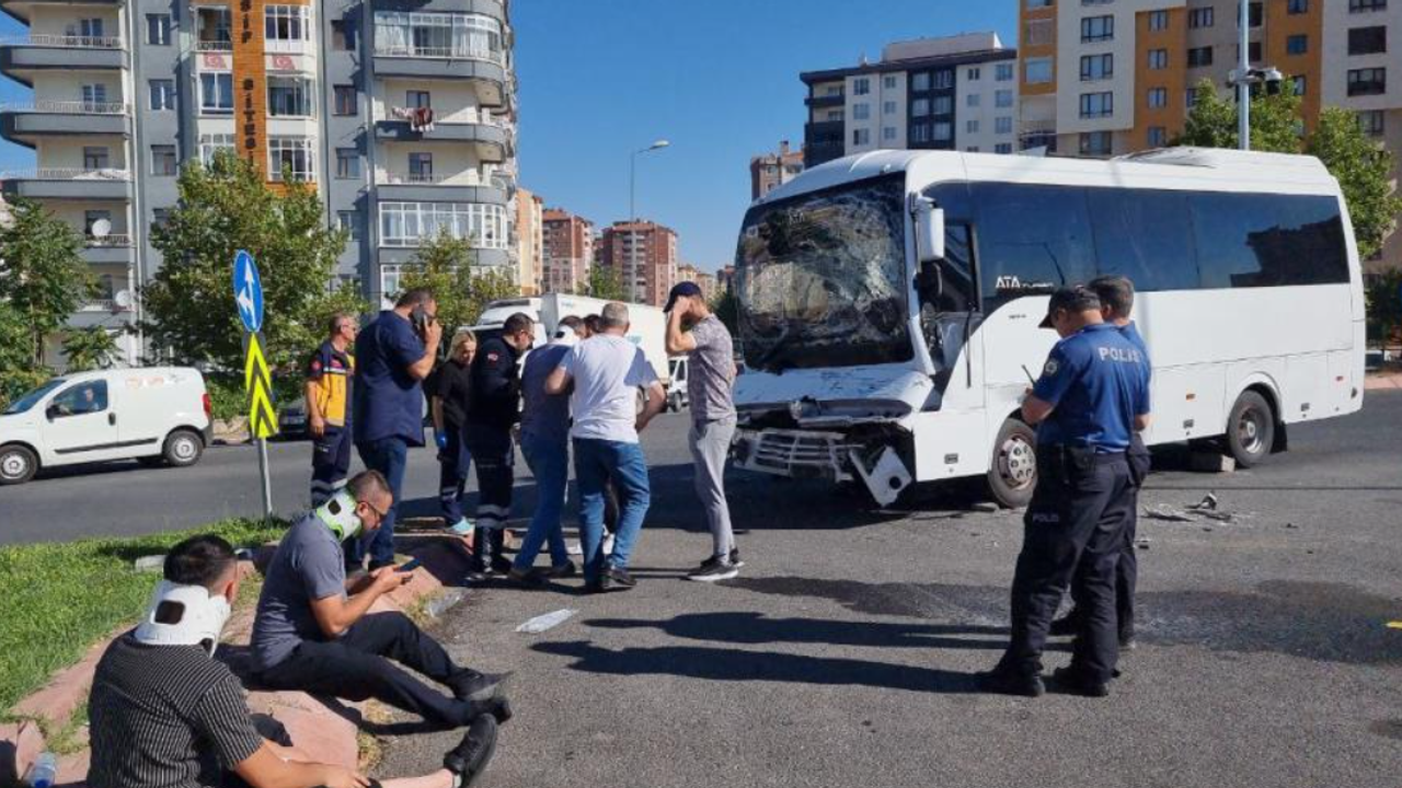 Kayseri’de İşçi Servisi İle Kamyon Çarpıştı! Çok Sayıda Yaralı Var