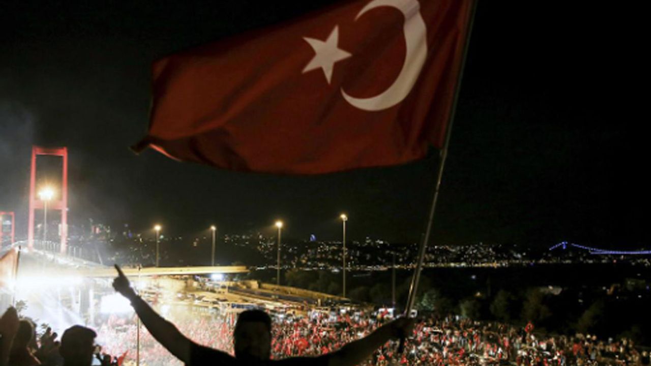 Şaşırtan 15 Temmuz Anketi! Vatandaş Yine Darbe Olsa Sokağa Çıkar Mı?