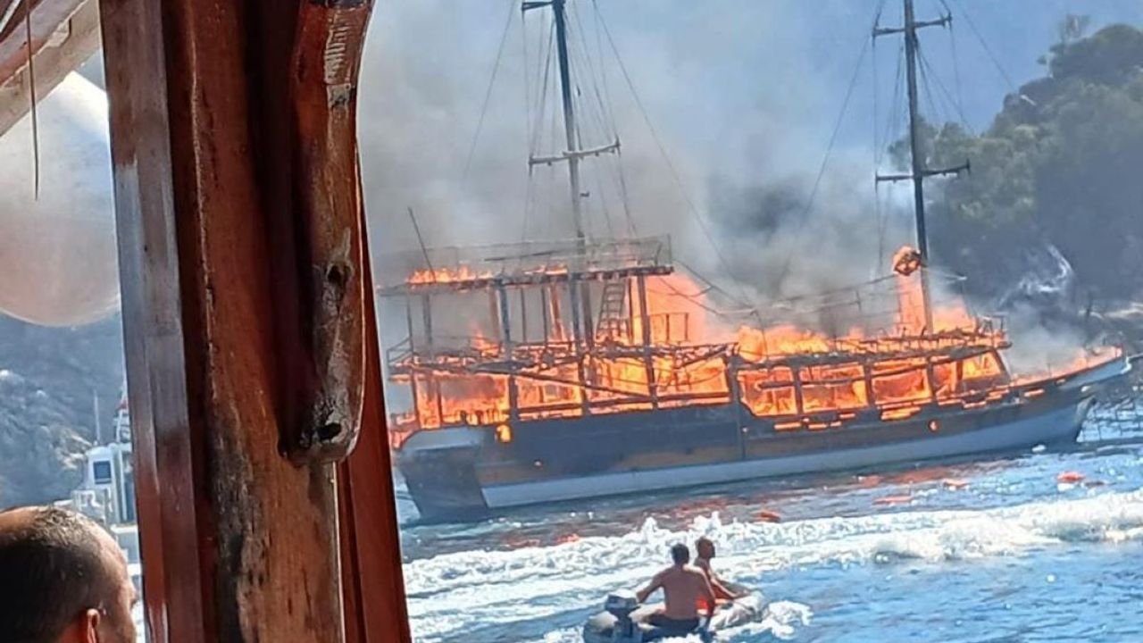 Denizde Can Pazarı: Tekne Alev Topuna Döndü!